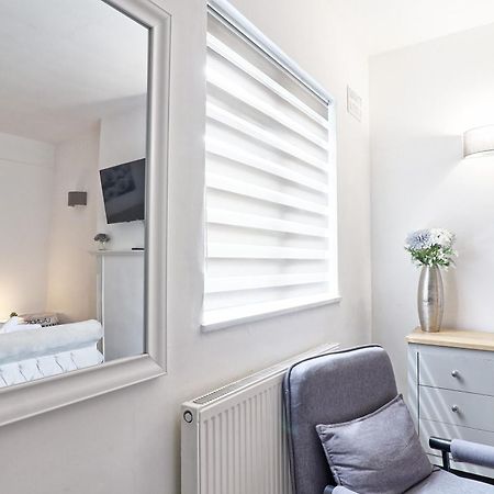 Luxury 3-Bed Apartment Near To London With Parking Hornchurch Eksteriør bilde