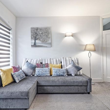 Luxury 3-Bed Apartment Near To London With Parking Hornchurch Eksteriør bilde