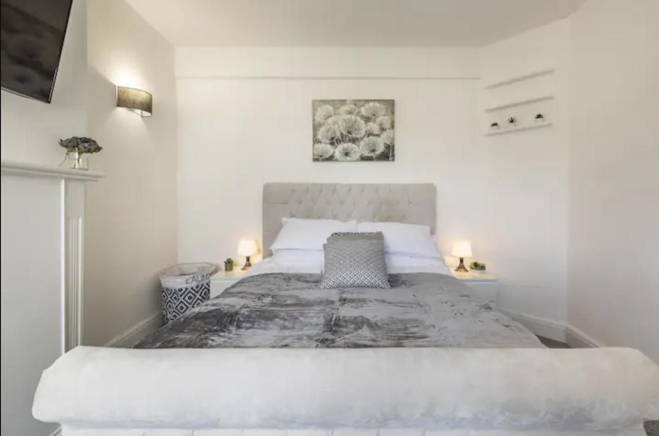 Luxury 3-Bed Apartment Near To London With Parking Hornchurch Eksteriør bilde