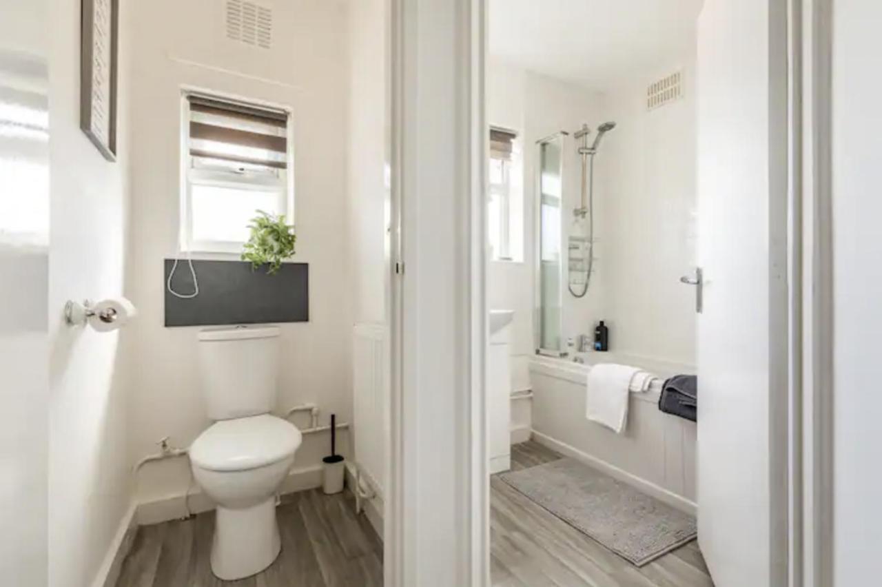Luxury 3-Bed Apartment Near To London With Parking Hornchurch Eksteriør bilde