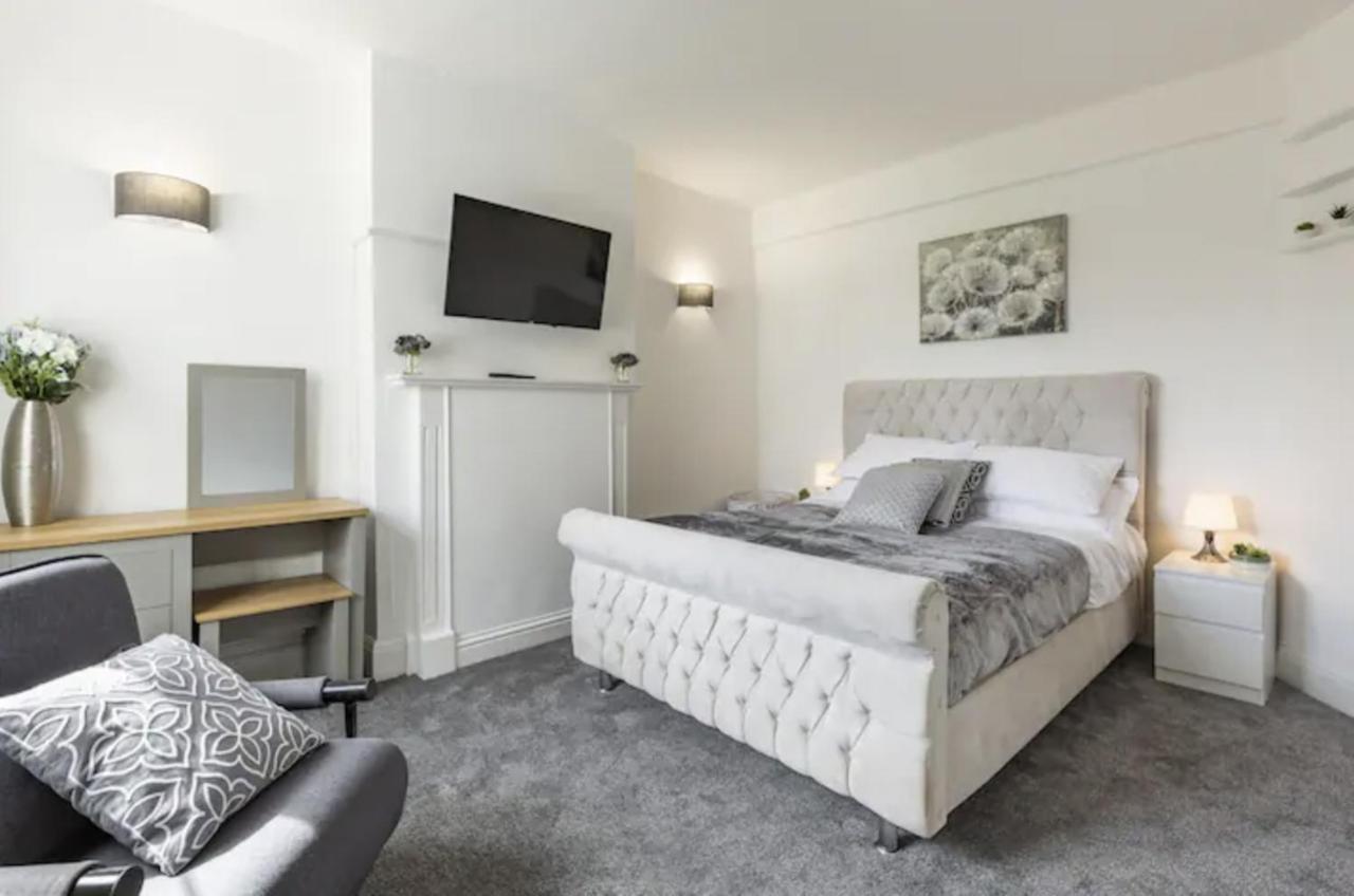 Luxury 3-Bed Apartment Near To London With Parking Hornchurch Eksteriør bilde