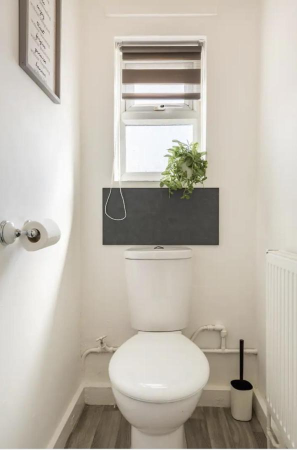 Luxury 3-Bed Apartment Near To London With Parking Hornchurch Eksteriør bilde