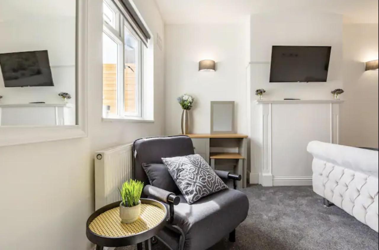 Luxury 3-Bed Apartment Near To London With Parking Hornchurch Eksteriør bilde