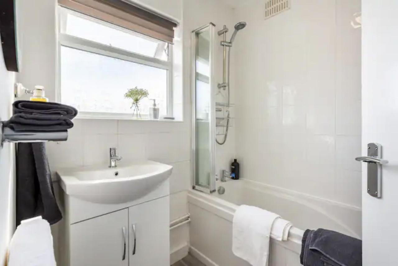 Luxury 3-Bed Apartment Near To London With Parking Hornchurch Eksteriør bilde