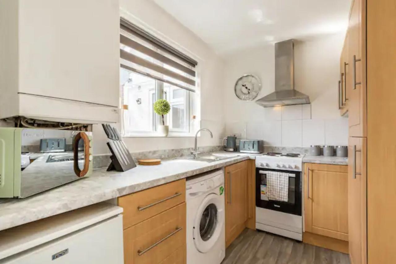 Luxury 3-Bed Apartment Near To London With Parking Hornchurch Eksteriør bilde