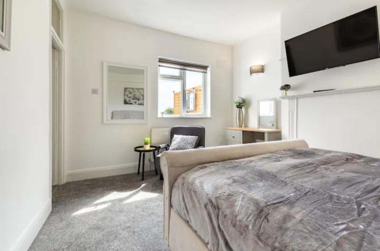 Luxury 3-Bed Apartment Near To London With Parking Hornchurch Eksteriør bilde