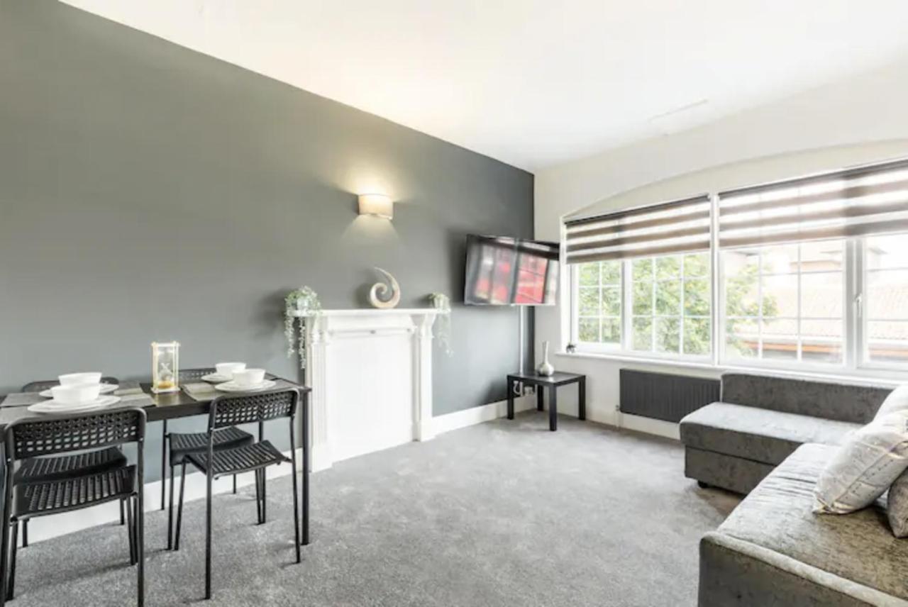 Luxury 3-Bed Apartment Near To London With Parking Hornchurch Eksteriør bilde