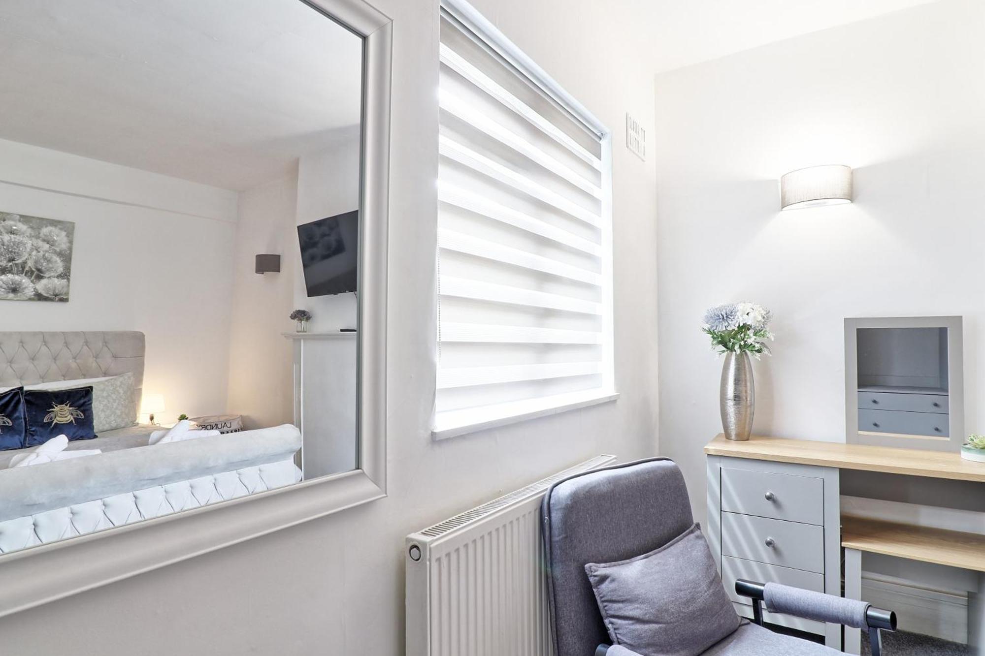 Luxury 3-Bed Apartment Near To London With Parking Hornchurch Eksteriør bilde