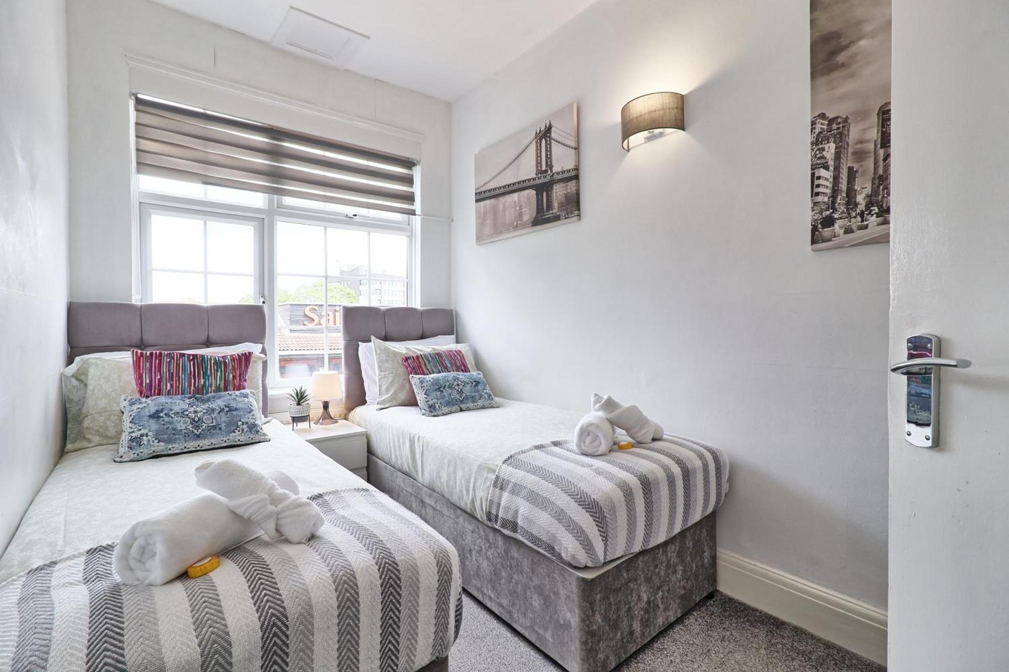 Luxury 3-Bed Apartment Near To London With Parking Hornchurch Eksteriør bilde