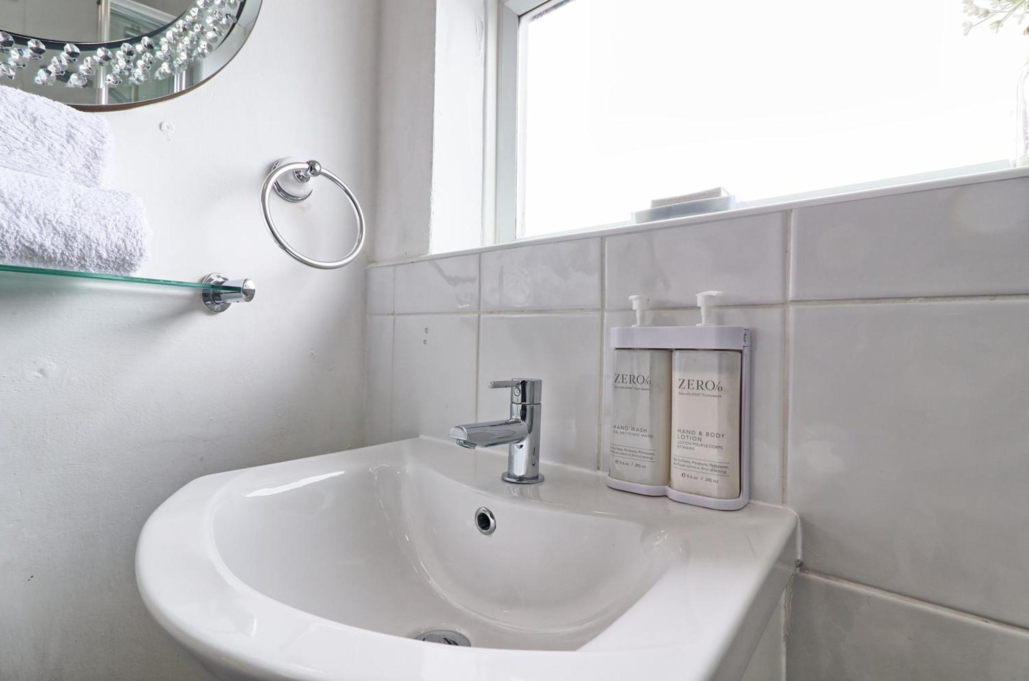 Luxury 3-Bed Apartment Near To London With Parking Hornchurch Eksteriør bilde