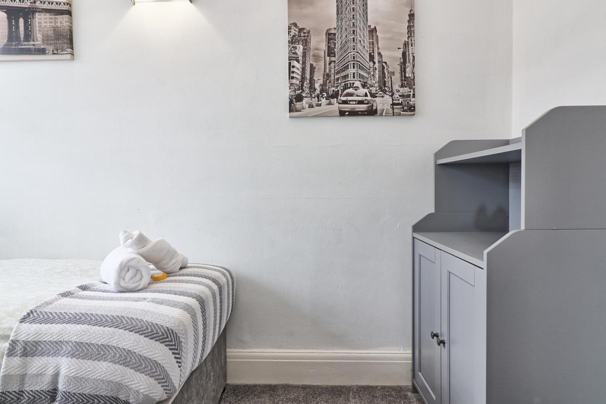 Luxury 3-Bed Apartment Near To London With Parking Hornchurch Eksteriør bilde