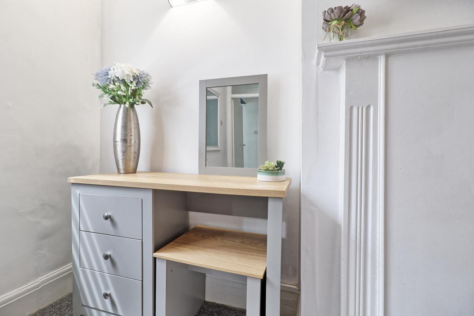 Luxury 3-Bed Apartment Near To London With Parking Hornchurch Eksteriør bilde