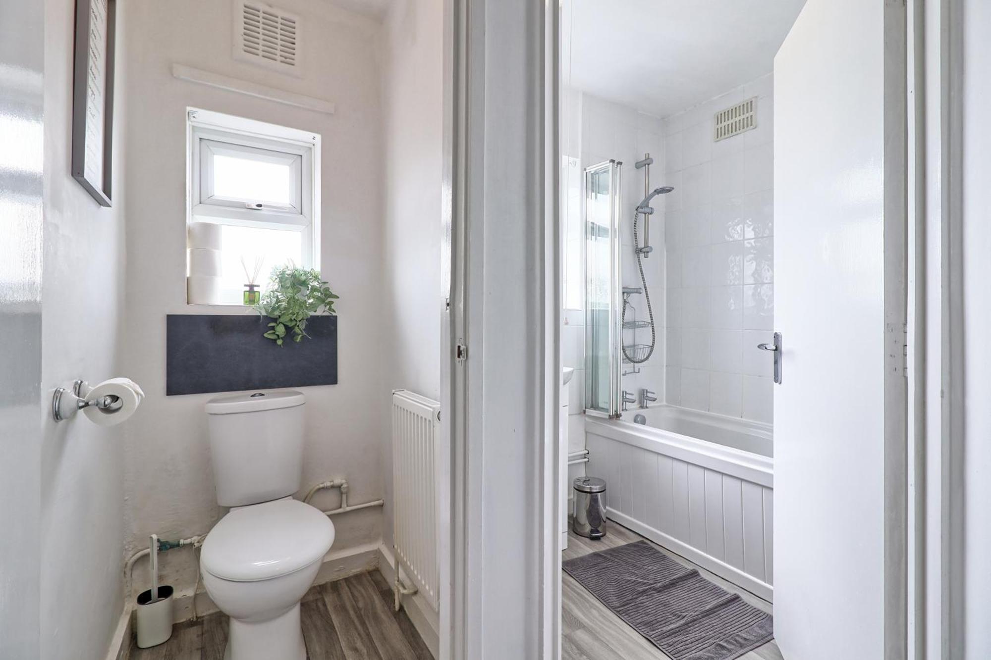 Luxury 3-Bed Apartment Near To London With Parking Hornchurch Eksteriør bilde