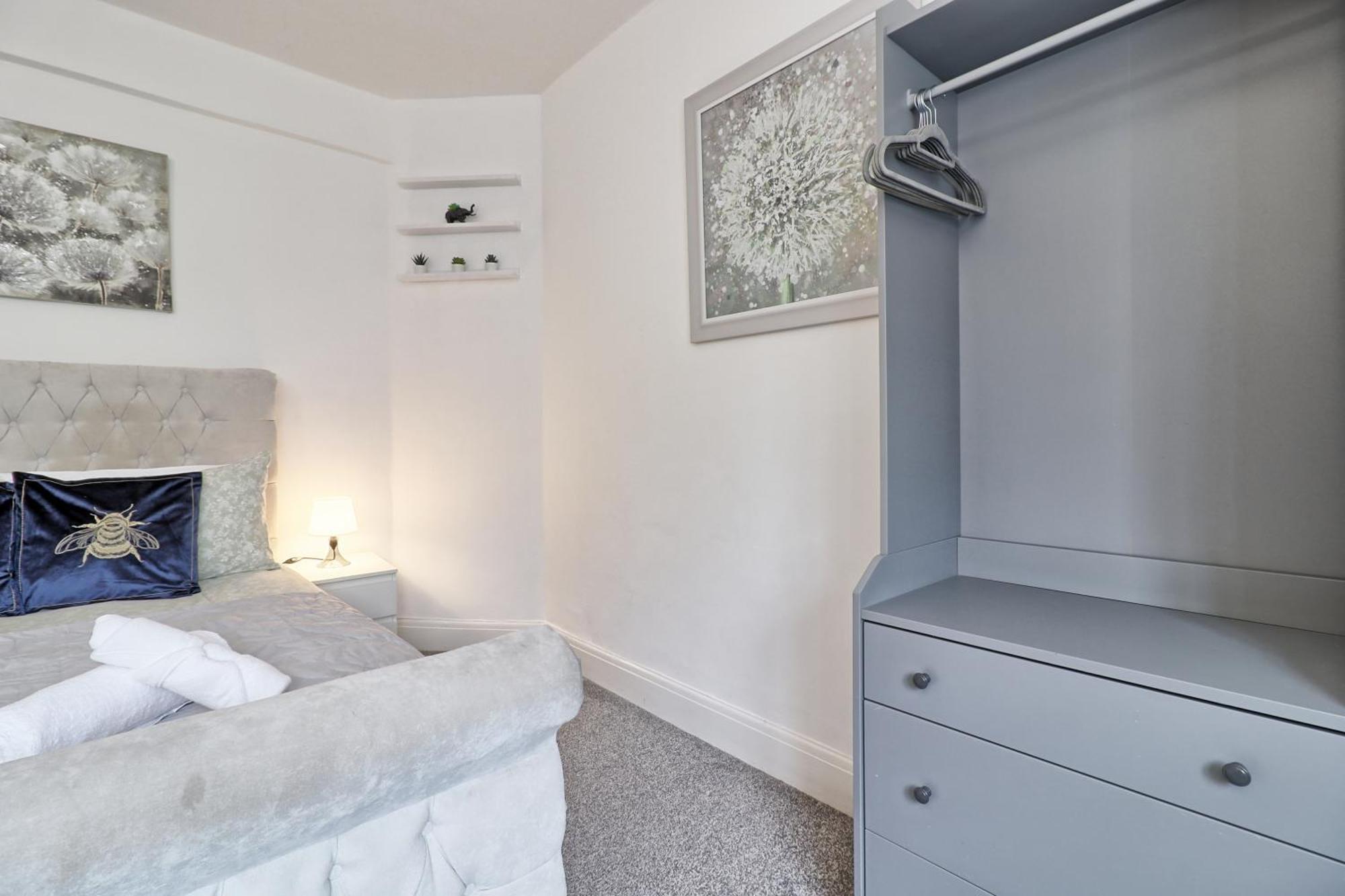 Luxury 3-Bed Apartment Near To London With Parking Hornchurch Eksteriør bilde
