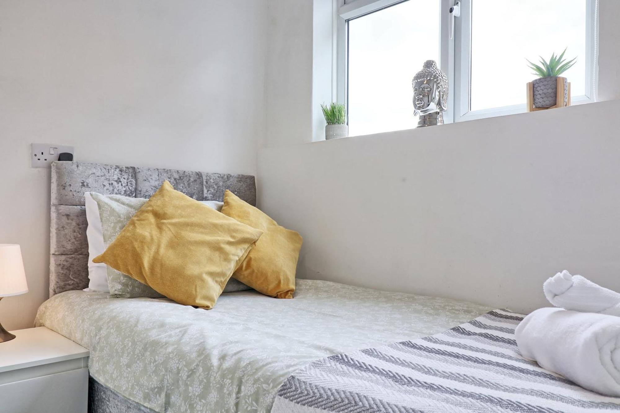 Luxury 3-Bed Apartment Near To London With Parking Hornchurch Eksteriør bilde