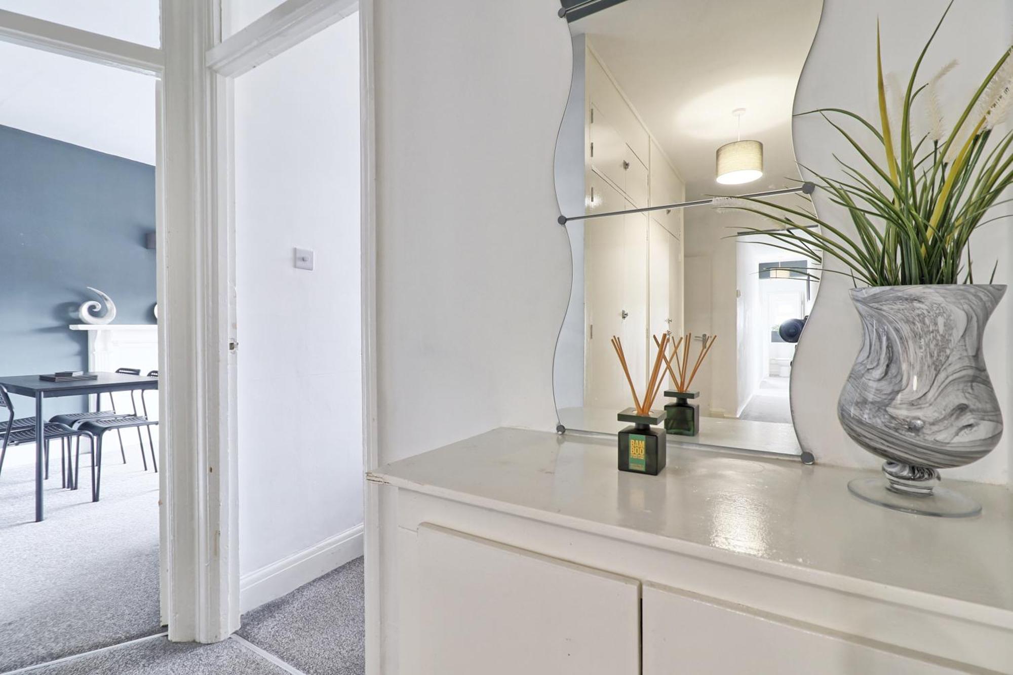 Luxury 3-Bed Apartment Near To London With Parking Hornchurch Eksteriør bilde