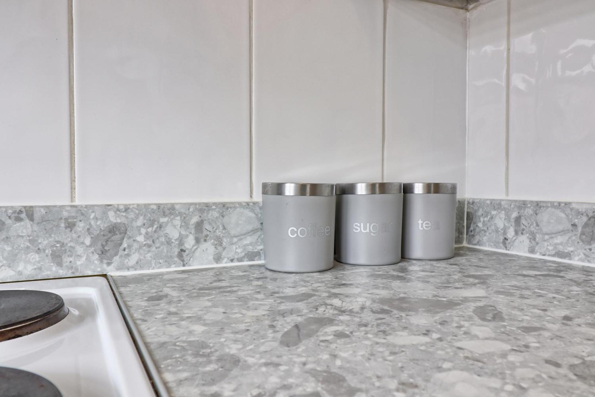 Luxury 3-Bed Apartment Near To London With Parking Hornchurch Eksteriør bilde