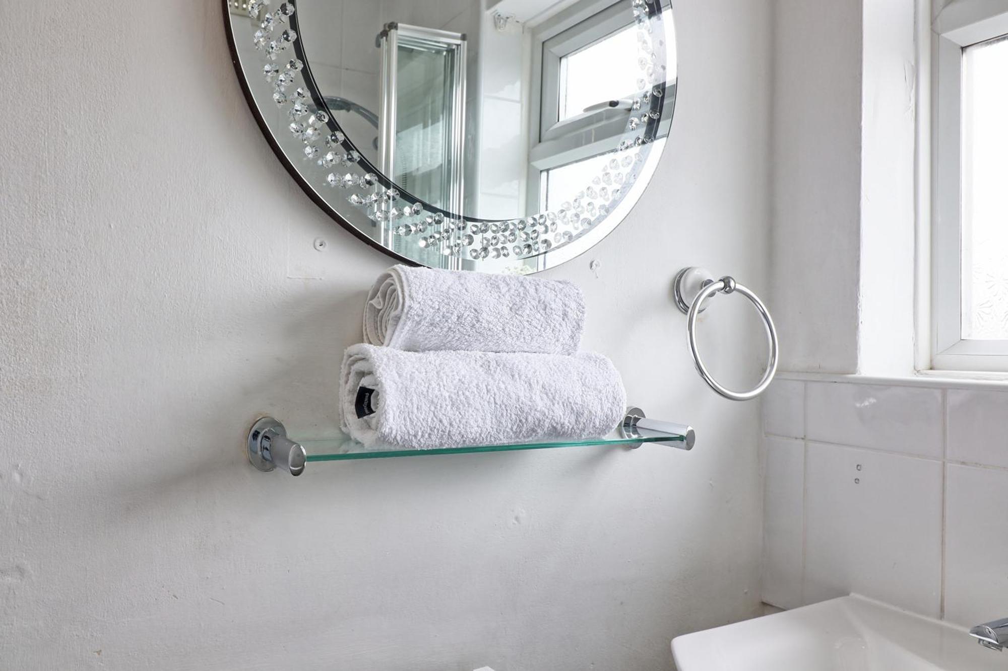 Luxury 3-Bed Apartment Near To London With Parking Hornchurch Eksteriør bilde