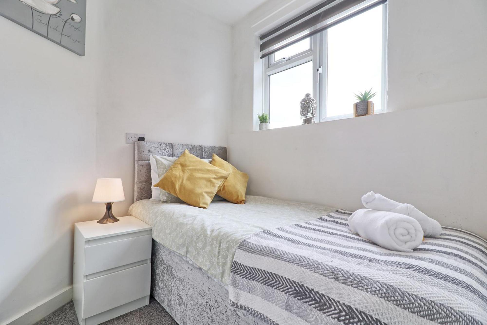 Luxury 3-Bed Apartment Near To London With Parking Hornchurch Eksteriør bilde