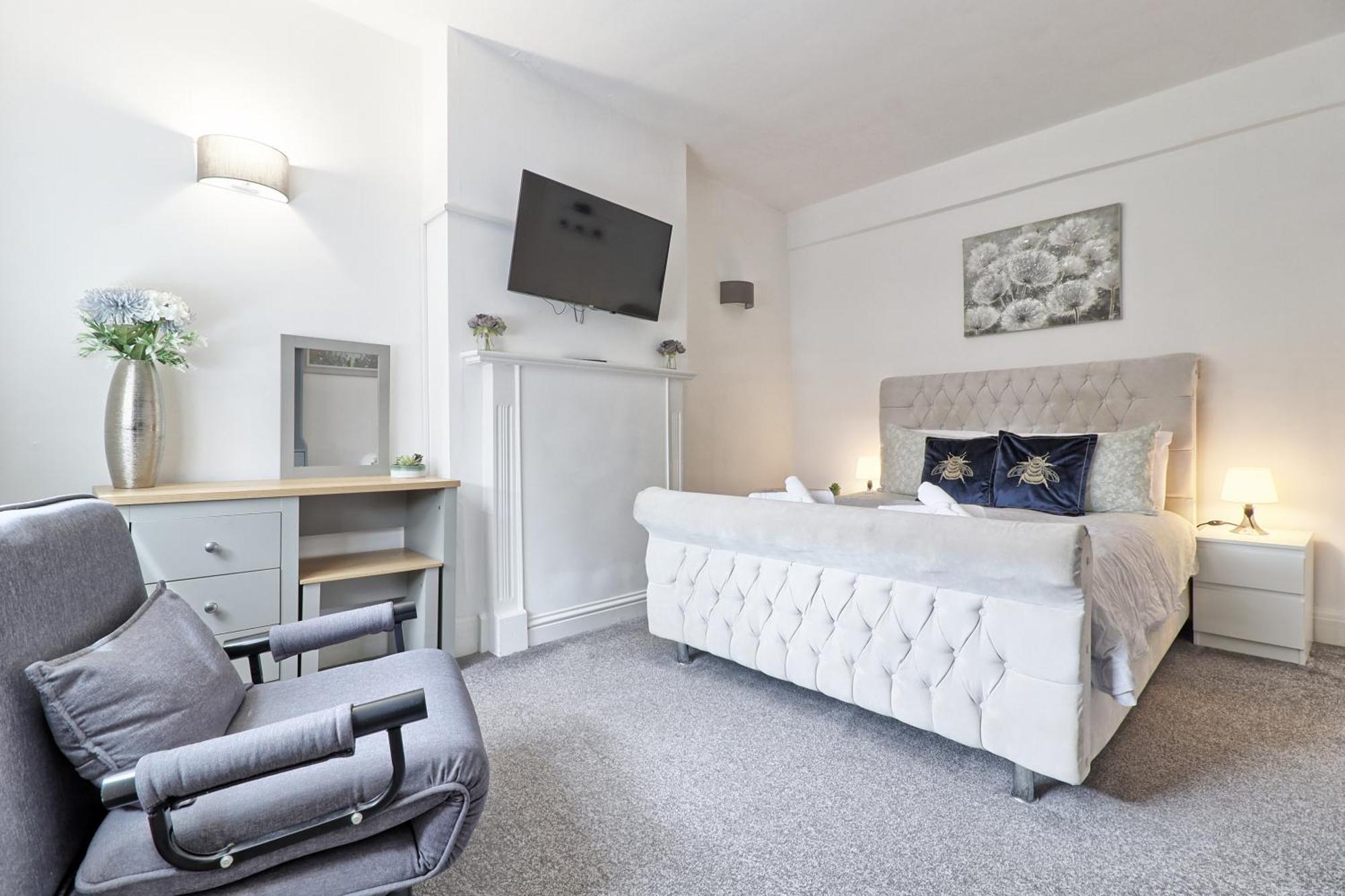 Luxury 3-Bed Apartment Near To London With Parking Hornchurch Eksteriør bilde