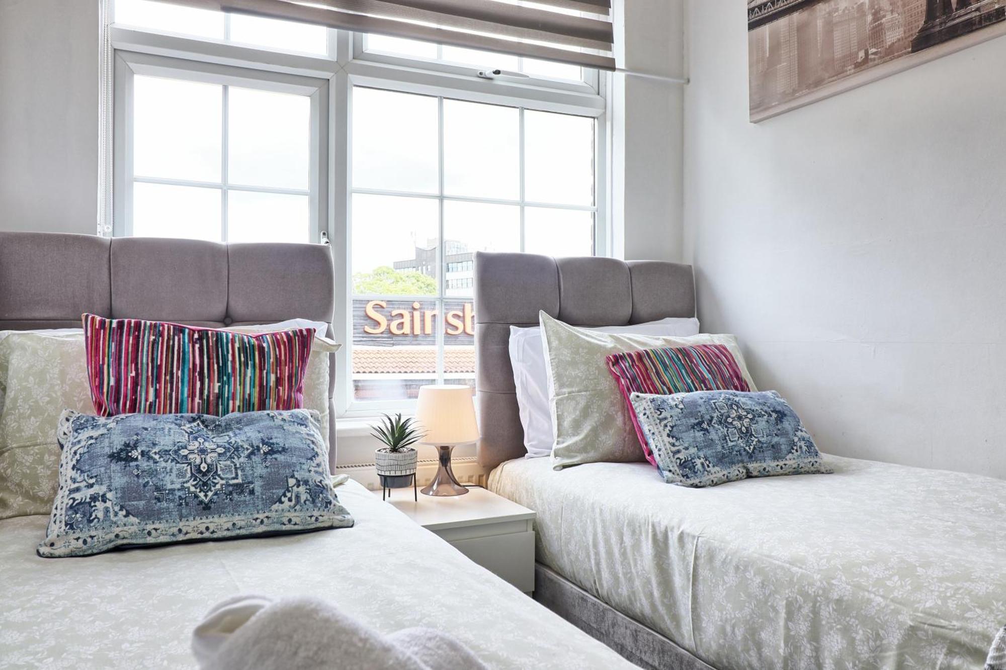 Luxury 3-Bed Apartment Near To London With Parking Hornchurch Eksteriør bilde