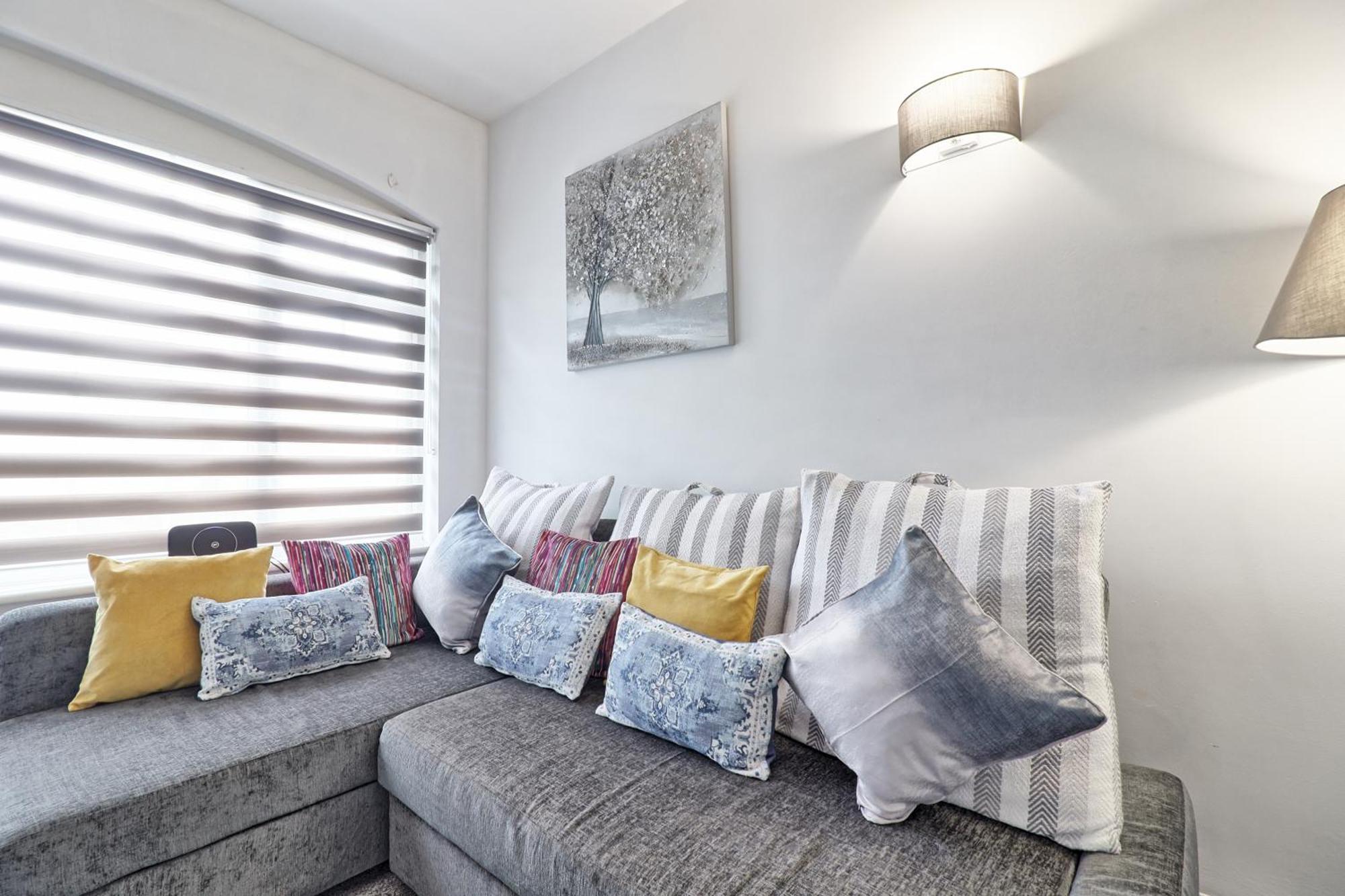 Luxury 3-Bed Apartment Near To London With Parking Hornchurch Eksteriør bilde