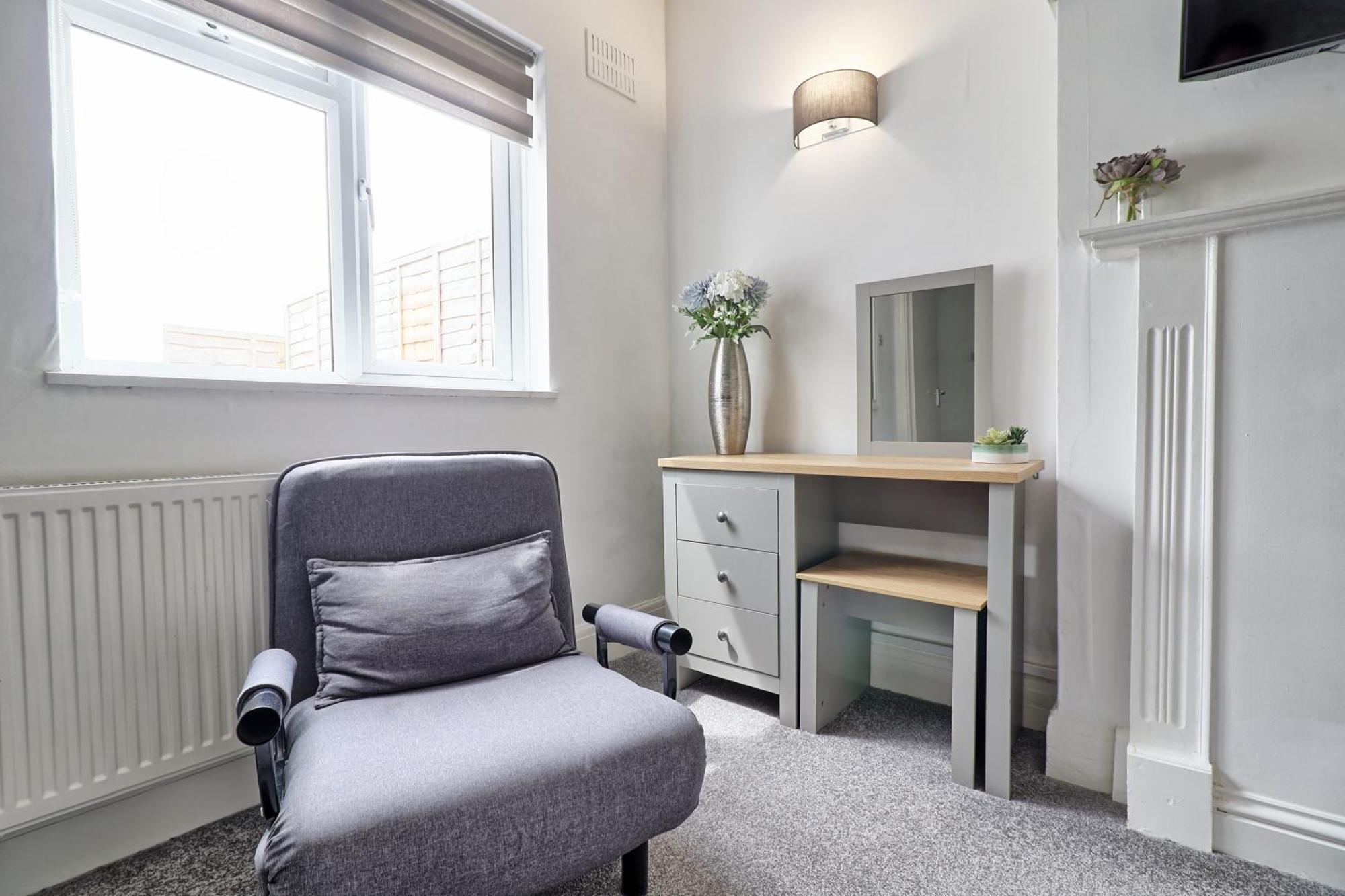 Luxury 3-Bed Apartment Near To London With Parking Hornchurch Eksteriør bilde