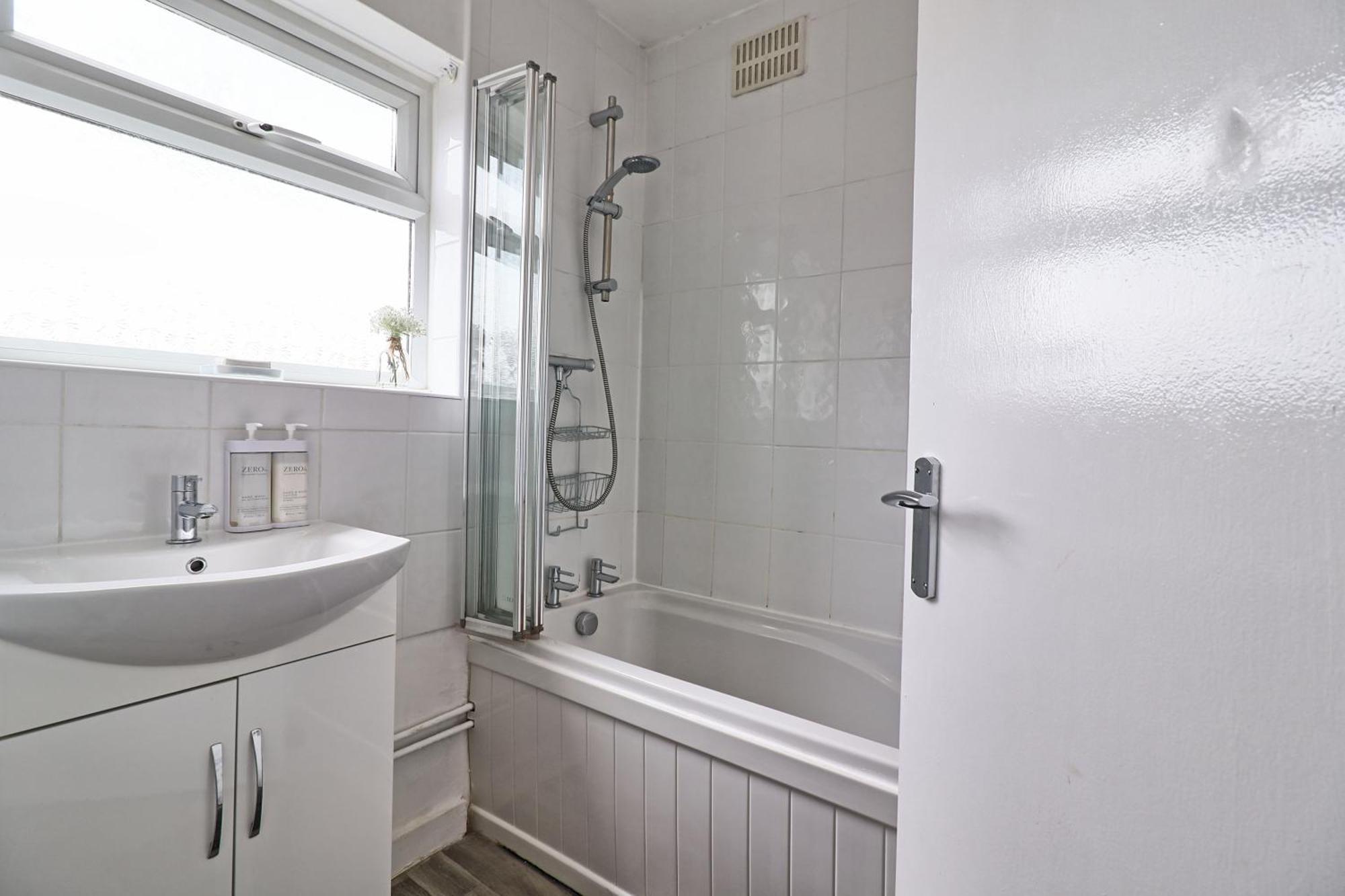 Luxury 3-Bed Apartment Near To London With Parking Hornchurch Eksteriør bilde