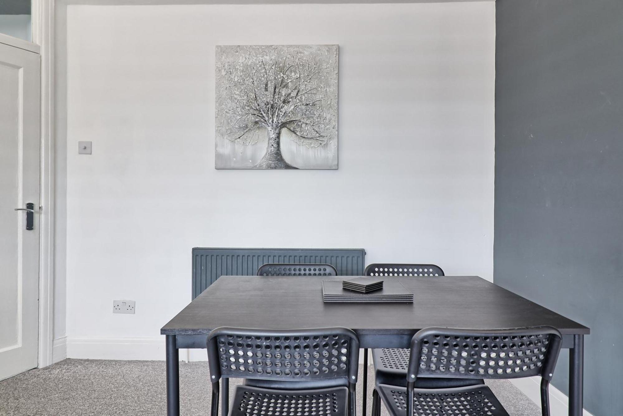 Luxury 3-Bed Apartment Near To London With Parking Hornchurch Eksteriør bilde