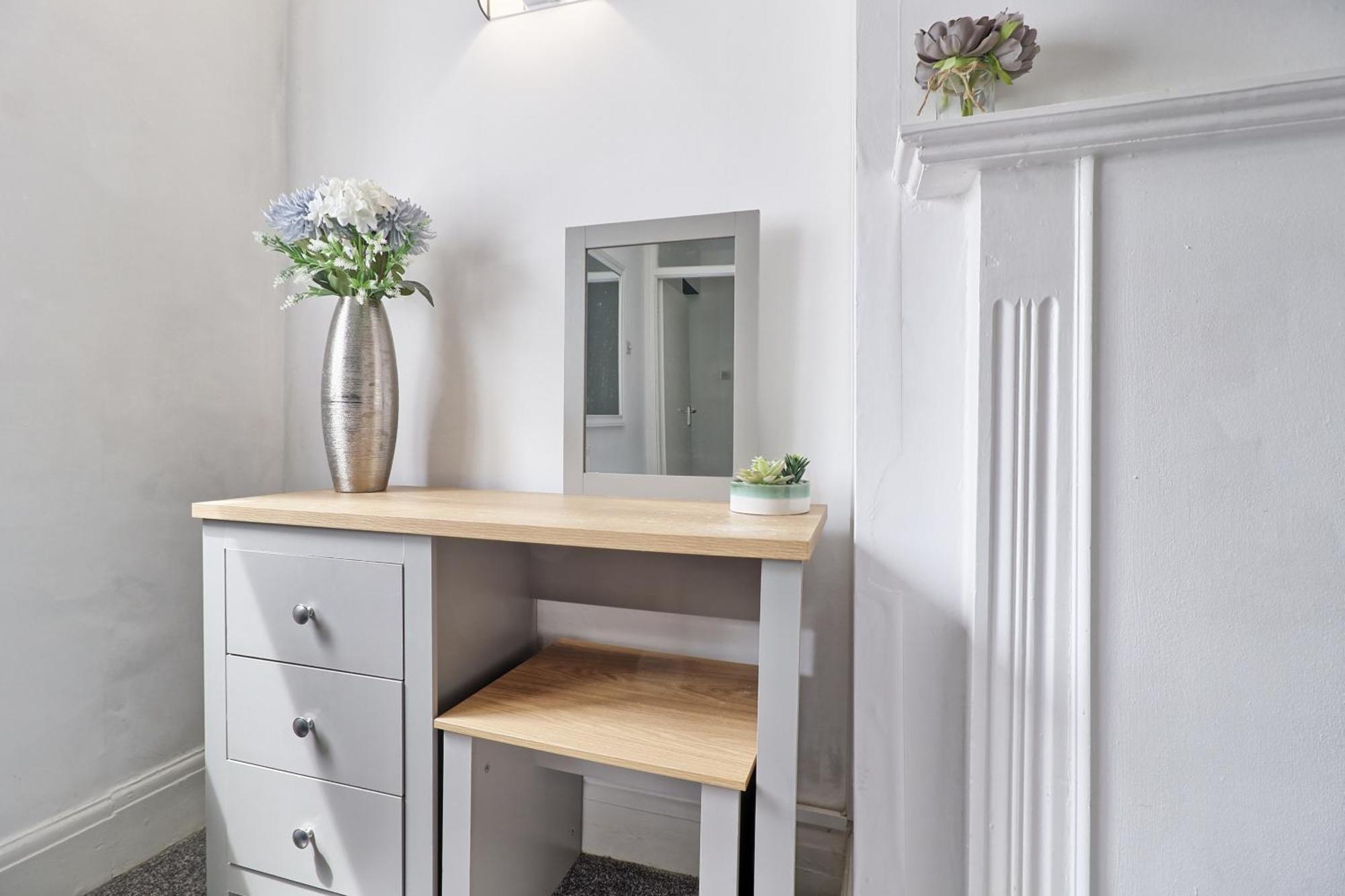 Luxury 3-Bed Apartment Near To London With Parking Hornchurch Eksteriør bilde
