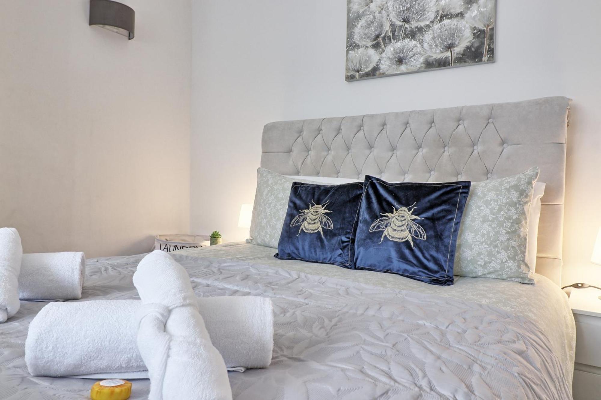 Luxury 3-Bed Apartment Near To London With Parking Hornchurch Eksteriør bilde