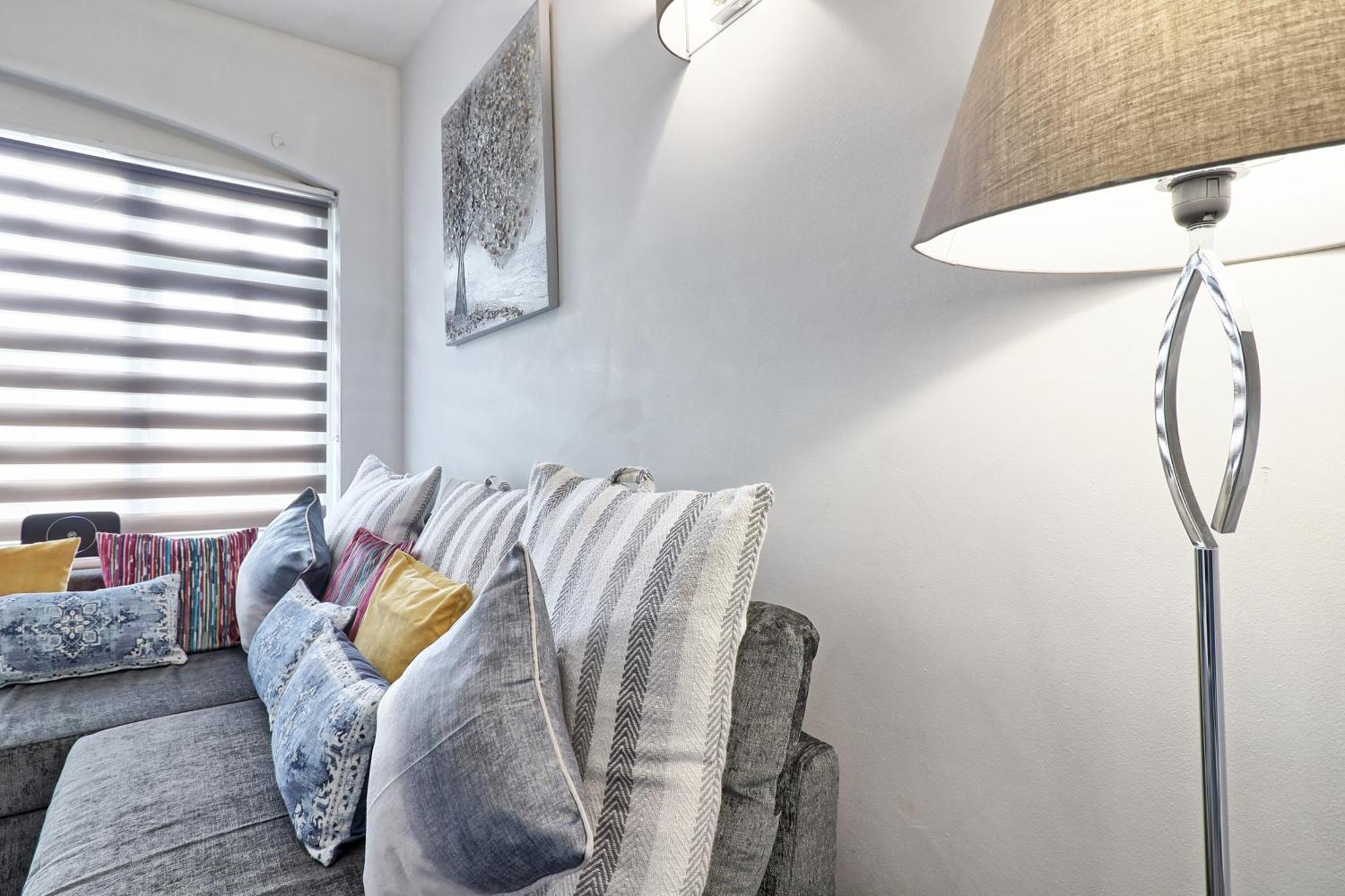 Luxury 3-Bed Apartment Near To London With Parking Hornchurch Eksteriør bilde