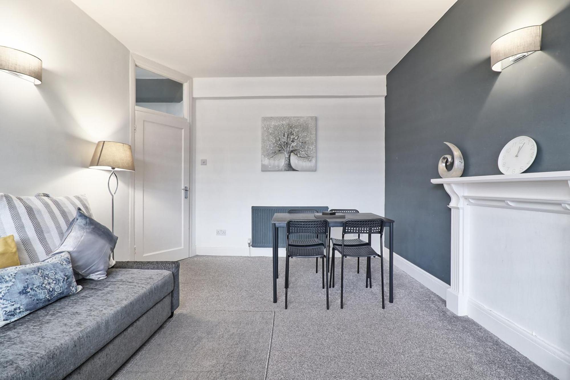 Luxury 3-Bed Apartment Near To London With Parking Hornchurch Eksteriør bilde