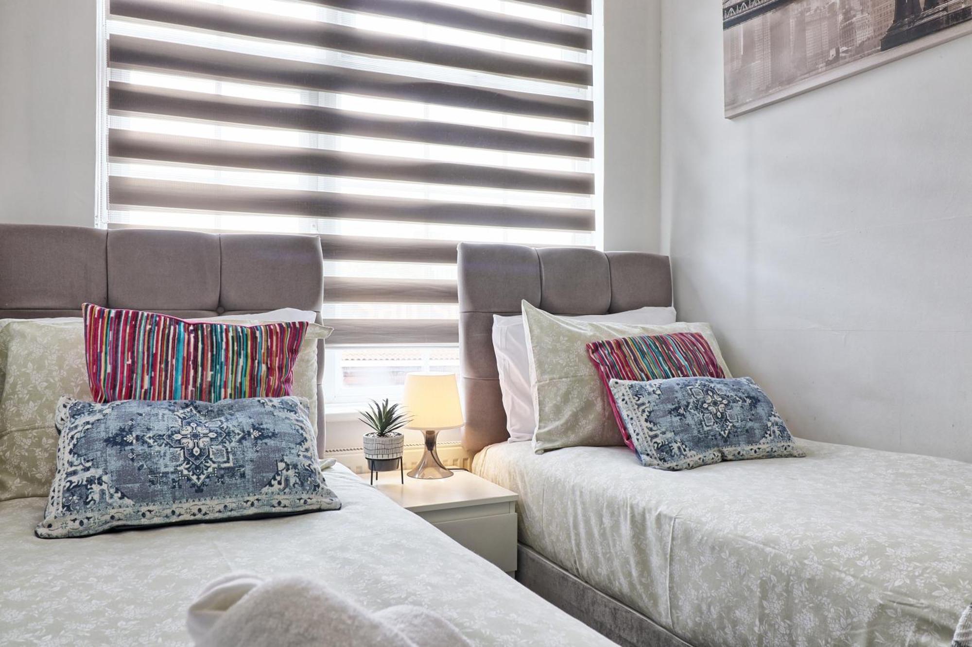 Luxury 3-Bed Apartment Near To London With Parking Hornchurch Eksteriør bilde