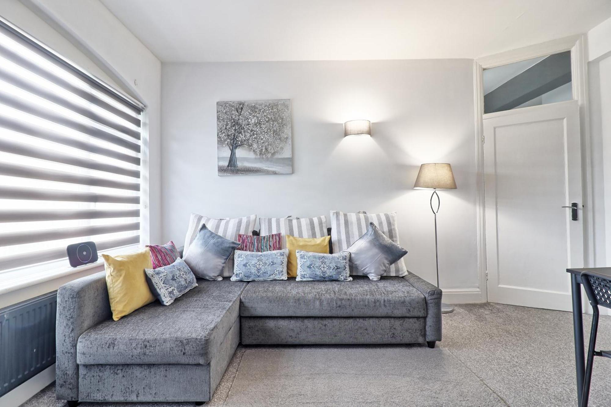 Luxury 3-Bed Apartment Near To London With Parking Hornchurch Eksteriør bilde
