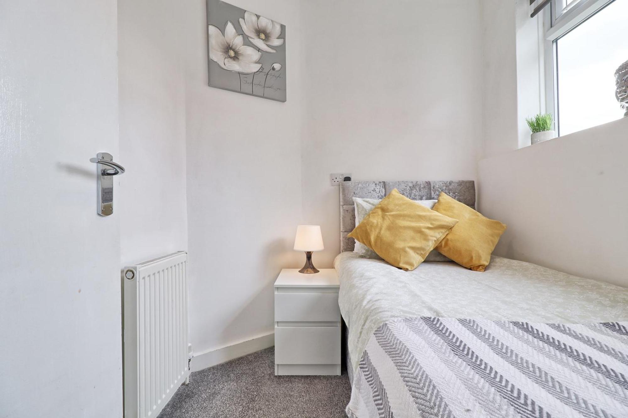 Luxury 3-Bed Apartment Near To London With Parking Hornchurch Eksteriør bilde