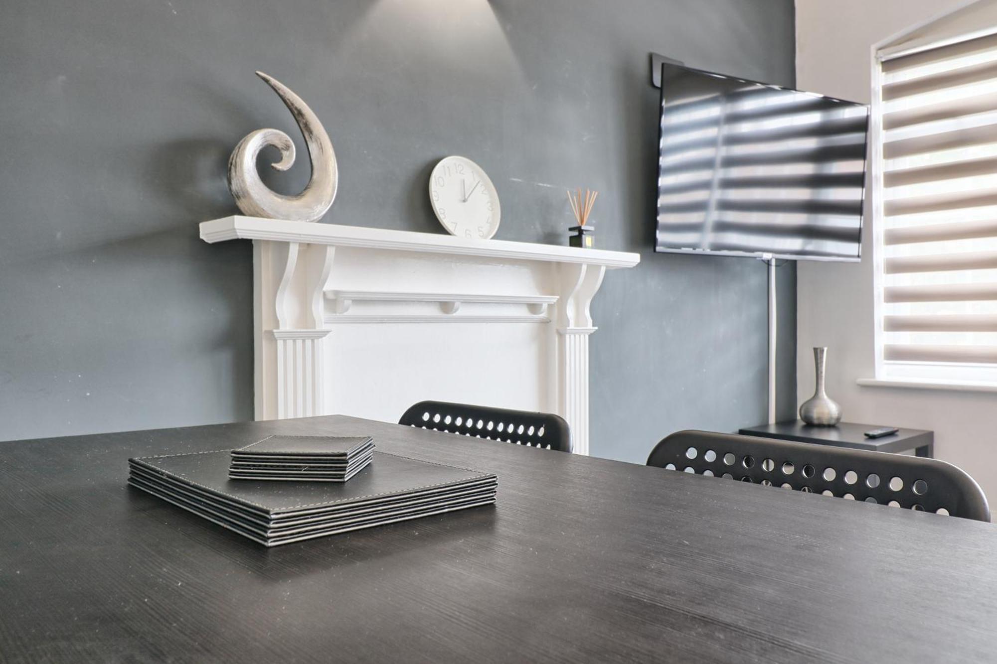 Luxury 3-Bed Apartment Near To London With Parking Hornchurch Eksteriør bilde