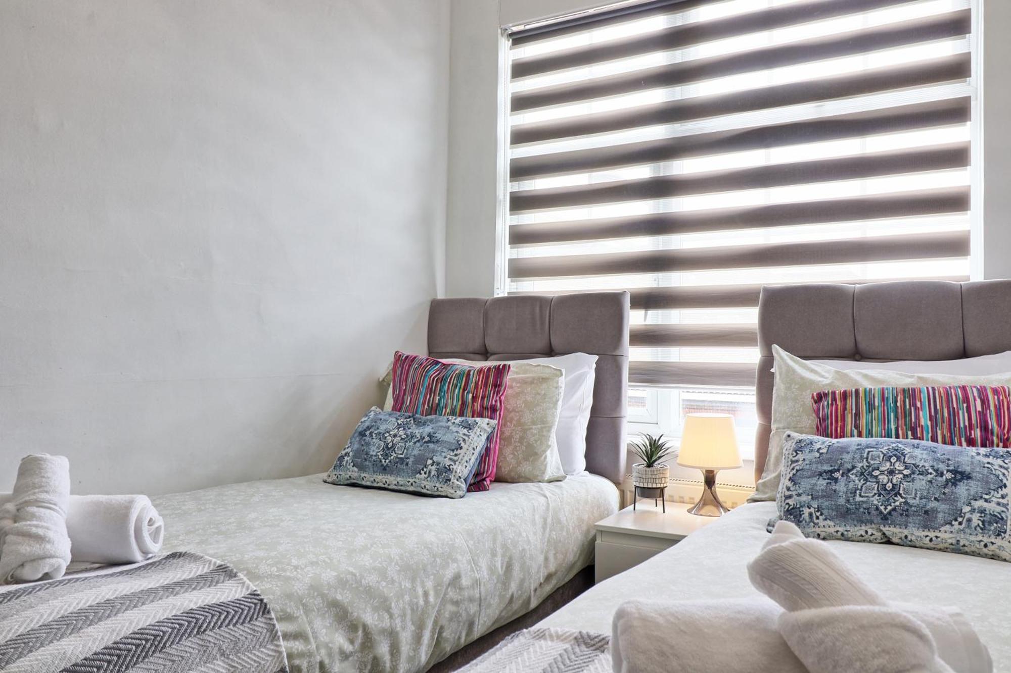 Luxury 3-Bed Apartment Near To London With Parking Hornchurch Eksteriør bilde