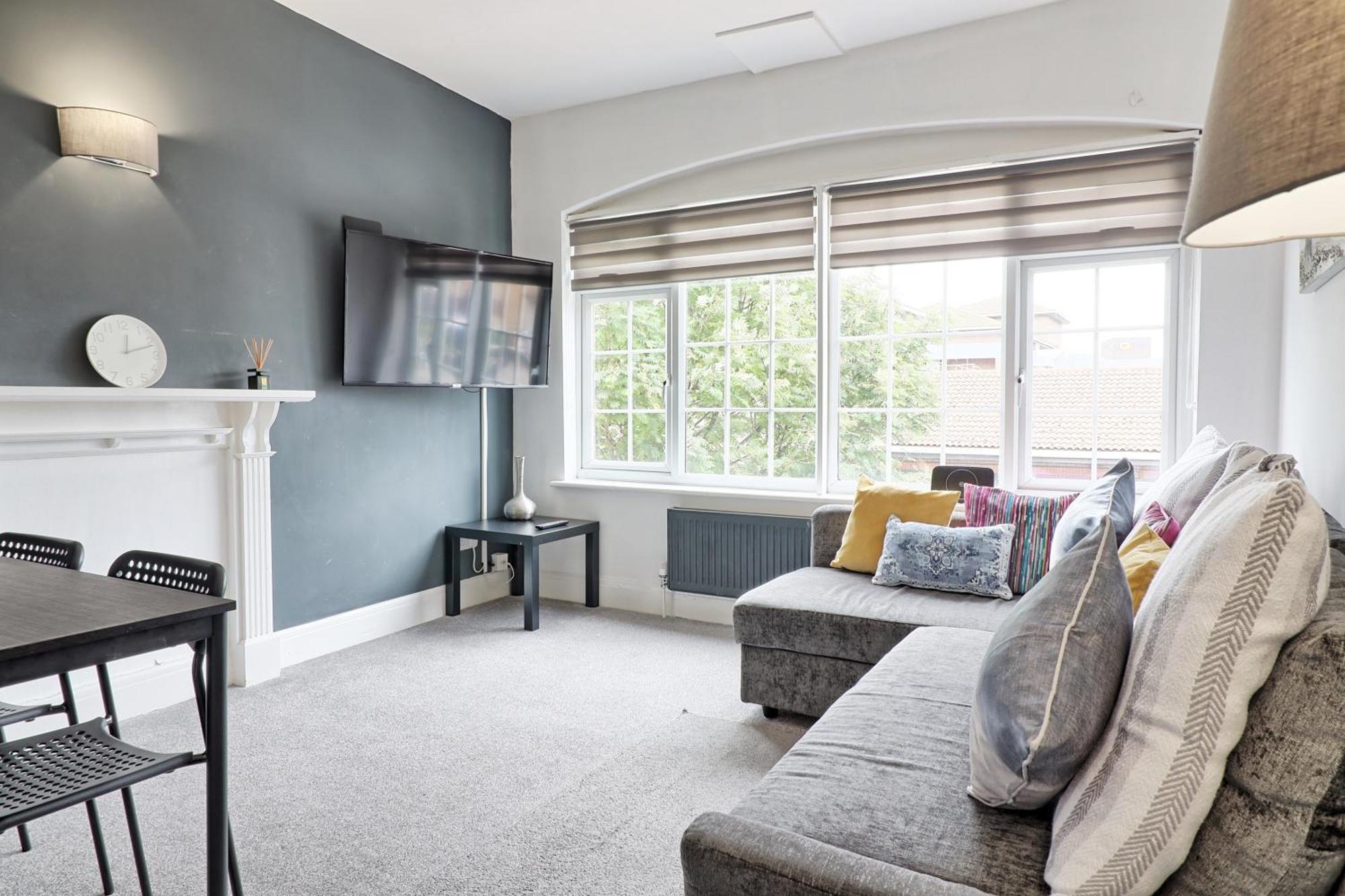 Luxury 3-Bed Apartment Near To London With Parking Hornchurch Eksteriør bilde